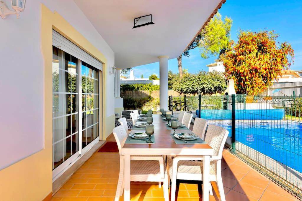 Villa Casa Luna With Saltwater Pool à Olhos de Agua  Extérieur photo